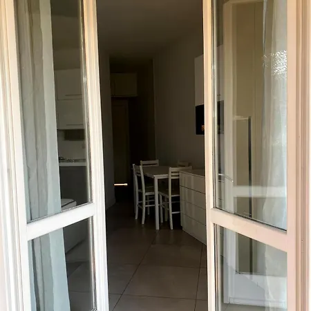 - With Lakefront Pool Apartment Sirmione