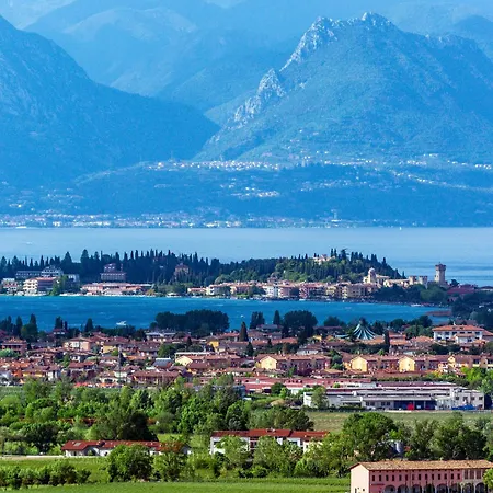 - With Lakefront Pool شقة *