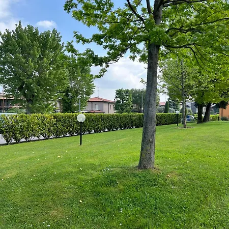 - With Lakefront Pool شقة *