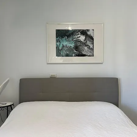 - With Lakefront Pool شقة *