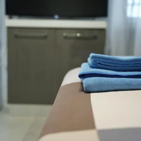 - With Lakefront Pool شقة *