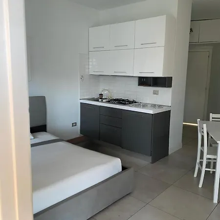 - With Lakefront Pool سيرمِيوني