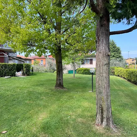 - With Lakefront Pool شقة *