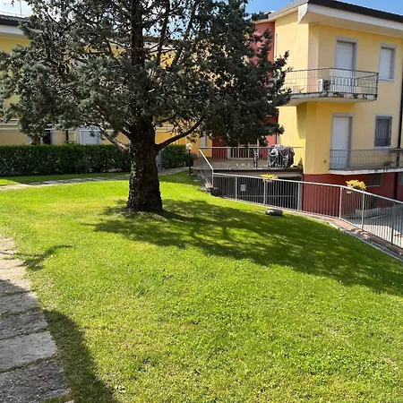 - With Lakefront Pool * سيرمِيوني