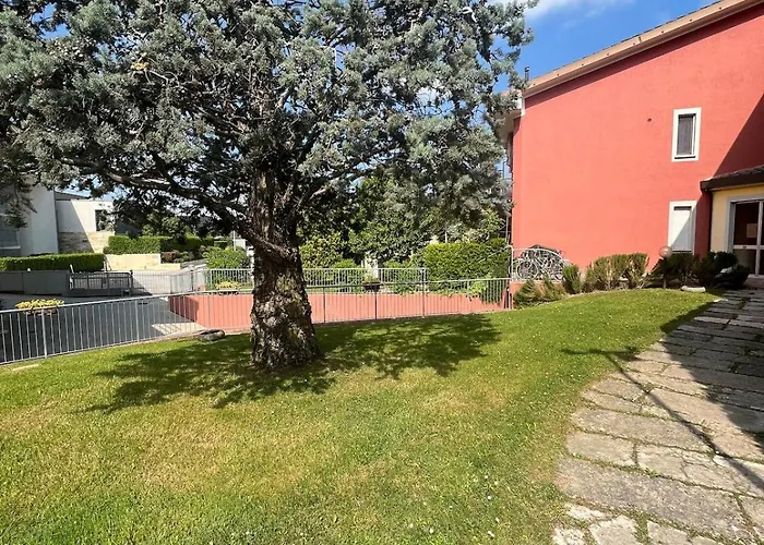 - With Lakefront Pool Appartamento